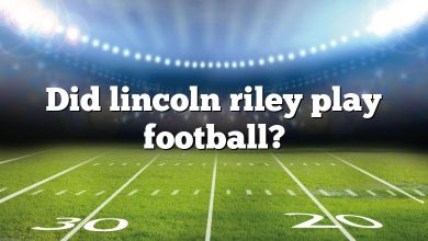 Did lincoln riley play football?