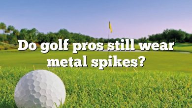 Do golf pros still wear metal spikes?