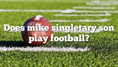 Does mike singletary son play football?
