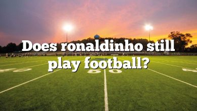 Does ronaldinho still play football?