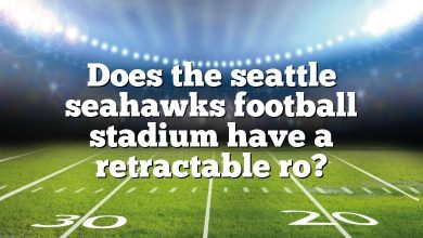 Does the seattle seahawks football stadium have a retractable ro?