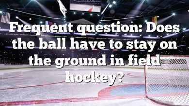 Frequent question: Does the ball have to stay on the ground in field hockey?