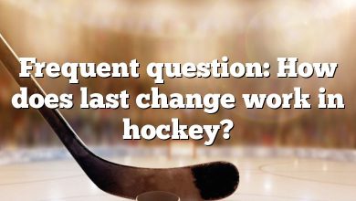 Frequent question: How does last change work in hockey?