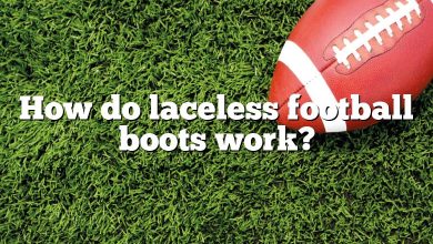 How do laceless football boots work?