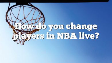 How do you change players in NBA live?