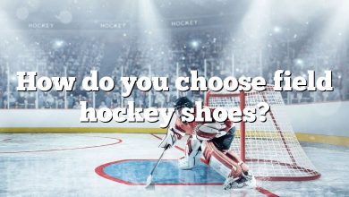 How do you choose field hockey shoes?
