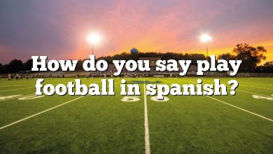 How do you say play football in spanish?