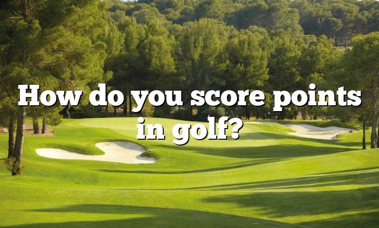 How do you score points in golf?