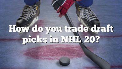 How do you trade draft picks in NHL 20?