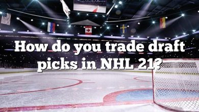 How do you trade draft picks in NHL 21?