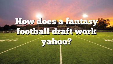 How does a fantasy football draft work yahoo?