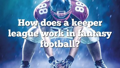 How does a keeper league work in fantasy football?