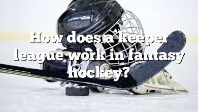 How does a keeper league work in fantasy hockey?