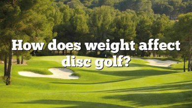 How does weight affect disc golf?