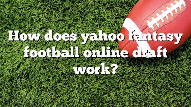 How does yahoo fantasy football online draft work?