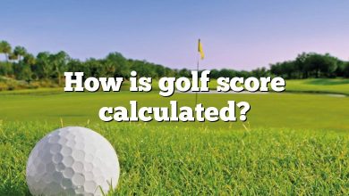 How is golf score calculated?