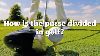 How is the purse divided in golf?