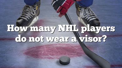 How many NHL players do not wear a visor?