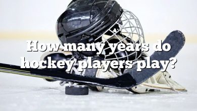 How many years do hockey players play?