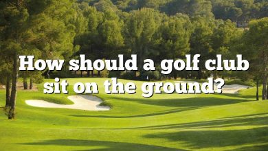 How should a golf club sit on the ground?