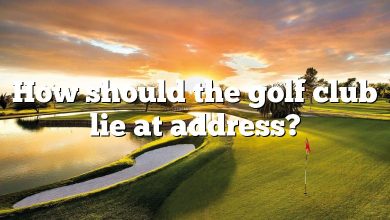 How should the golf club lie at address?