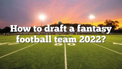 How to draft a fantasy football team 2022?