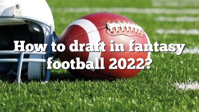 How to draft in fantasy football 2022?