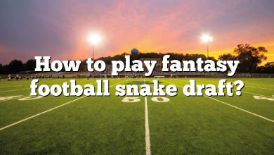 How to play fantasy football snake draft?