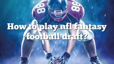 How to play nfl fantasy football draft?