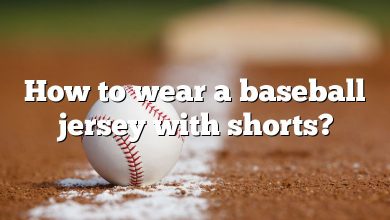 How to wear a baseball jersey with shorts?