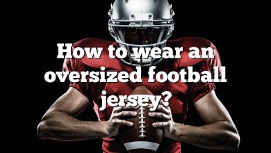 How to wear an oversized football jersey?