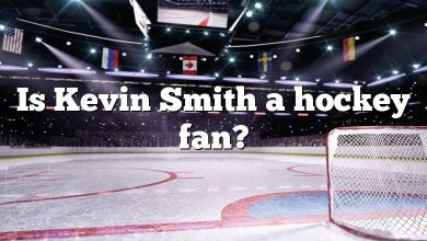 Is Kevin Smith a hockey fan?