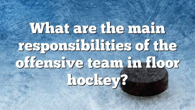 What are the main responsibilities of the offensive team in floor hockey?