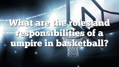 What are the roles and responsibilities of a umpire in basketball?