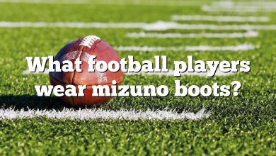 What football players wear mizuno boots?