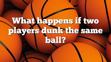 What happens if two players dunk the same ball?