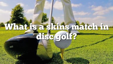 What is a skins match in disc golf?