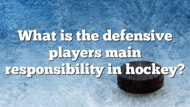 What is the defensive players main responsibility in hockey?