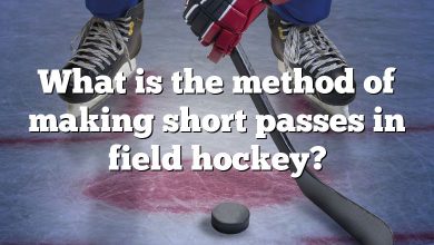 What is the method of making short passes in field hockey?