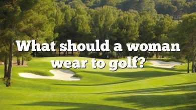 What should a woman wear to golf?