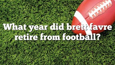What year did brett favre retire from football?