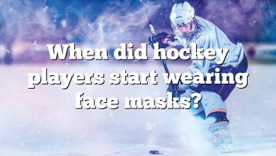 When did hockey players start wearing face masks?