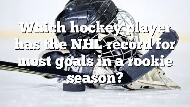 Which hockey player has the NHL record for most goals in a rookie season?