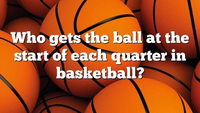 Who gets the ball at the start of each quarter in basketball?