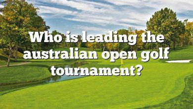 Who is leading the australian open golf tournament?