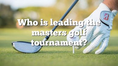 Who is leading the masters golf tournament?