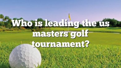 Who is leading the us masters golf tournament?