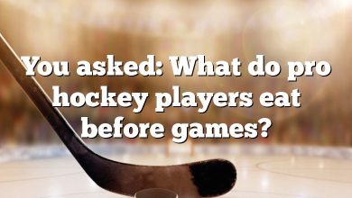 You asked: What do pro hockey players eat before games?